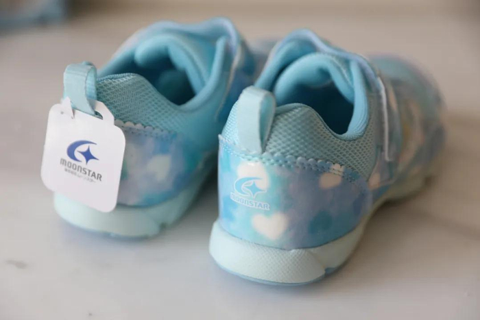 最吸睛的是彩虹色闪电鞋底——防滑魔爪纹+超力弹簧模块，仿佛给双脚装上蹦床。不管是幼儿园体能课，还是周末大户外，一双就能搞定。划线价480元，折后价289元。