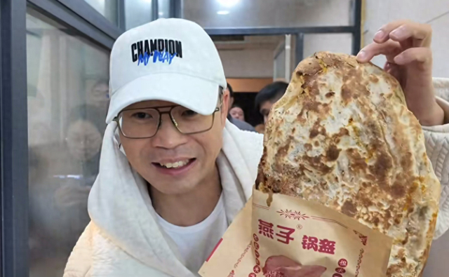 演员王迅“打卡”锅盔店。图/演员王迅账号视频截图
