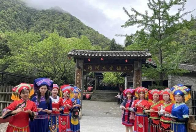 ▲敬酒歌表演（资料图）。图源：姑婆山景区微信公众号