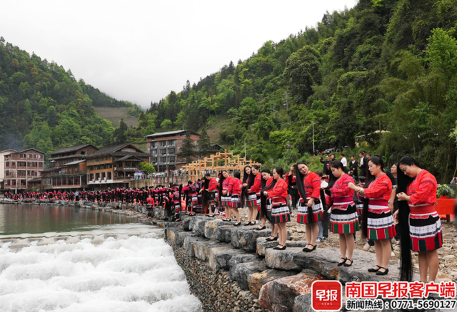 红瑶女在河边集体梳妆。通讯员供图