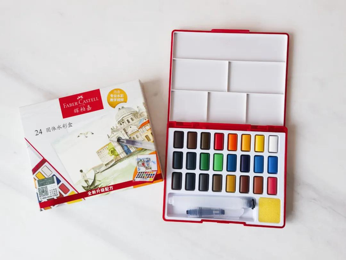 24色油画棒同样是六角笔杆，孩子容易抓握，而且材质安全，手上弄脏了用水就可以洗掉，用起来非常安全安心。