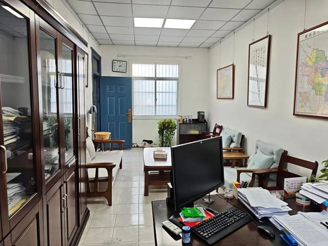 固镇县委一位常委的办公室。