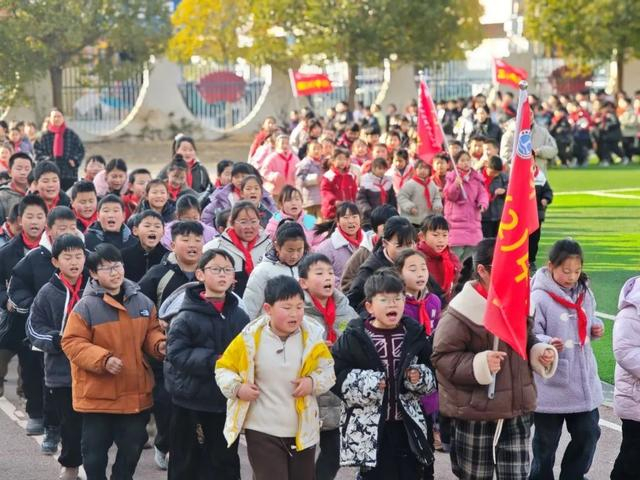 连城镇中心小学的孩子们参加大课间活动。