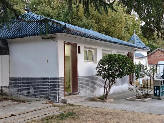 县委大院内的公厕。