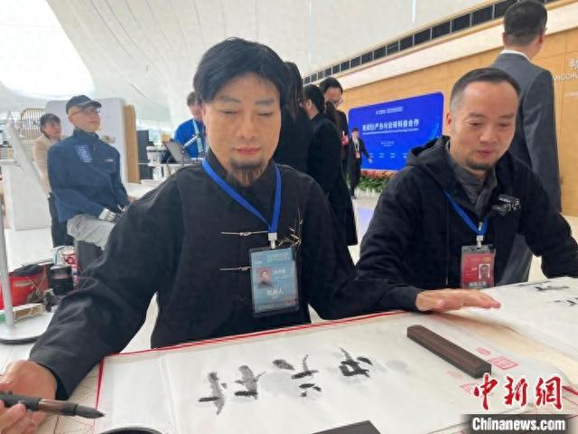 图为数字孪生书法机器人“俞文峰”。中新社记者 马帅莎 摄