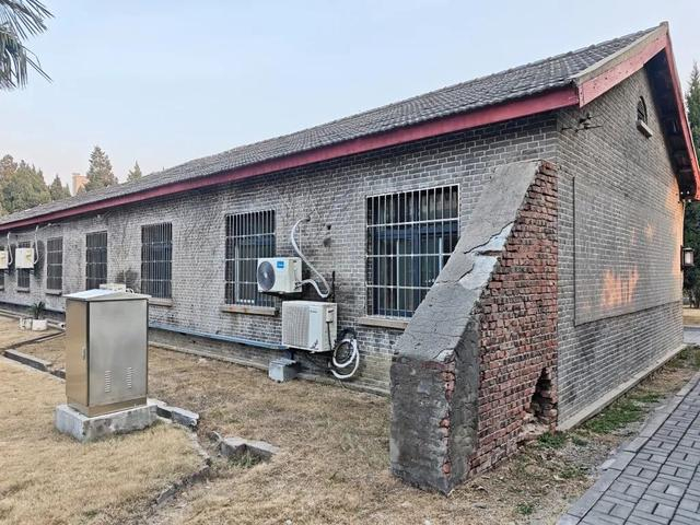 为加固房屋后砌的墙垛。