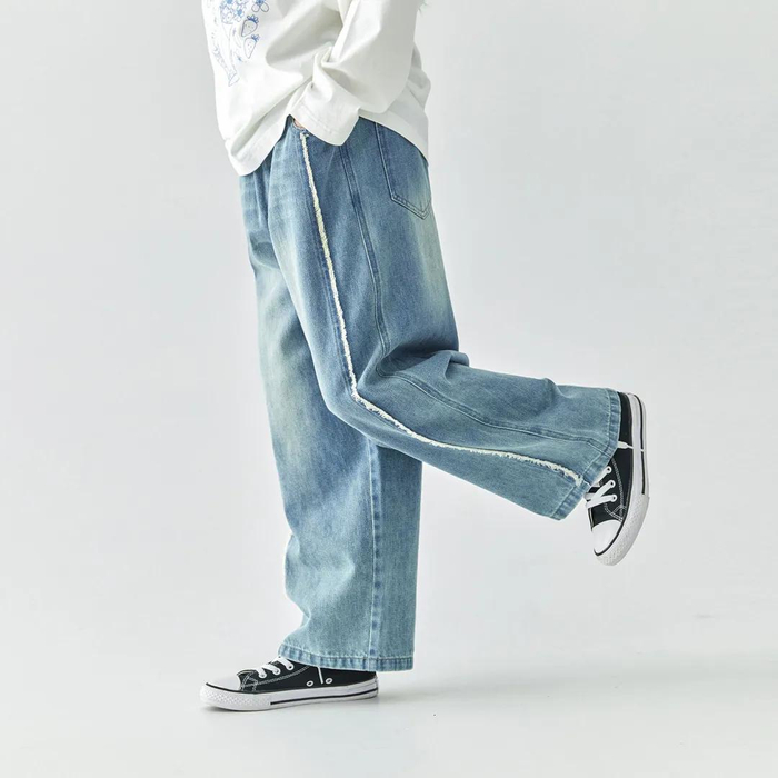 材质更是舒适放心，100%斜纹棉面料经过环保水洗，柔软的同时，又保留了牛仔的筋骨感，久坐膝盖不起包。