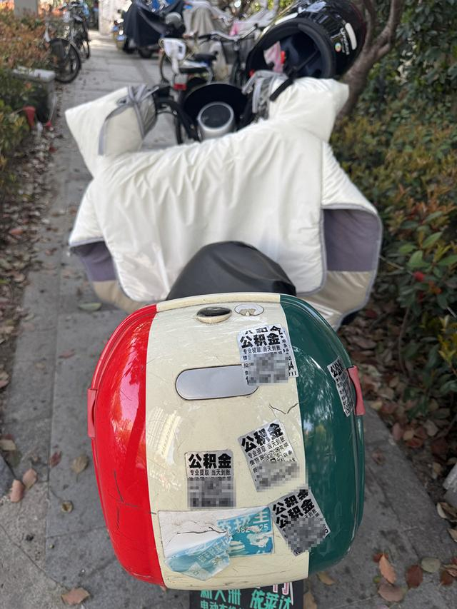 私人电动自行车也被贴上了小广告。 澎湃新闻记者 徐亦嘉 图