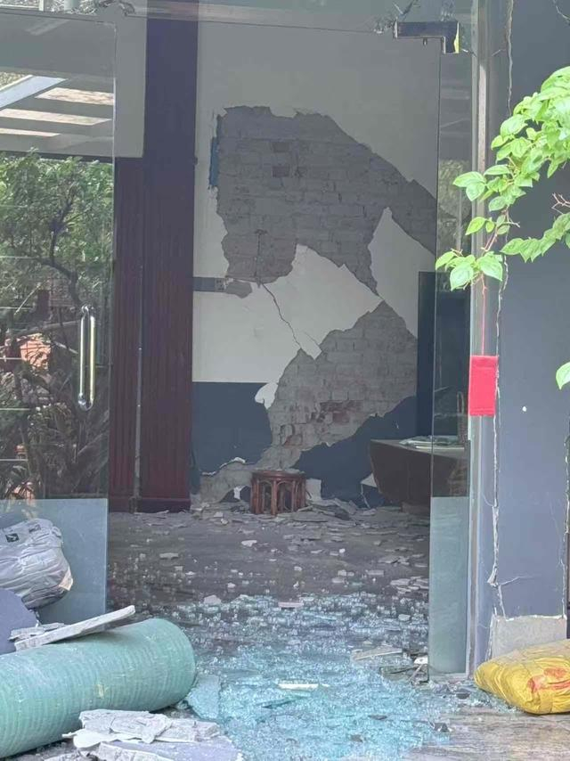 缅甸华人Khin居住的小区房屋受损。受访者供图。