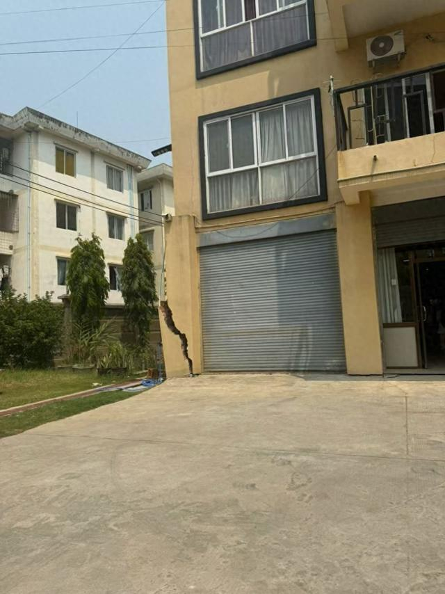 缅甸华人Khin居住的小区房屋产生裂缝。受访者供图。