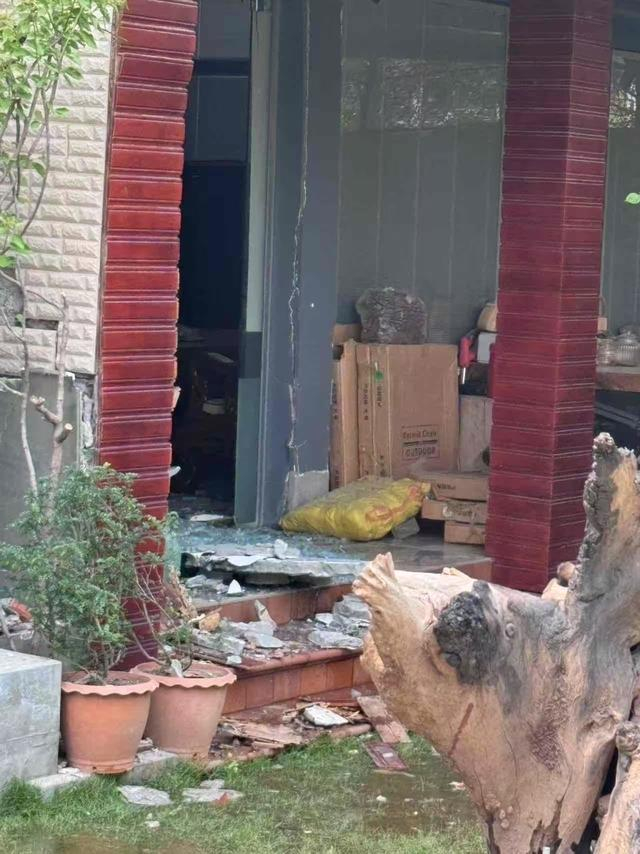 缅甸华人Khin居住的小区房屋受损。受访者供图。