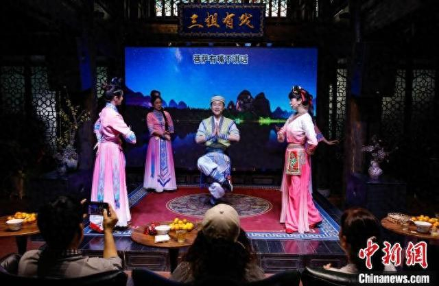 图为沉浸式歌舞剧、刘三姐经典秀《三姐有戏》演出现场。杨宗盛 摄