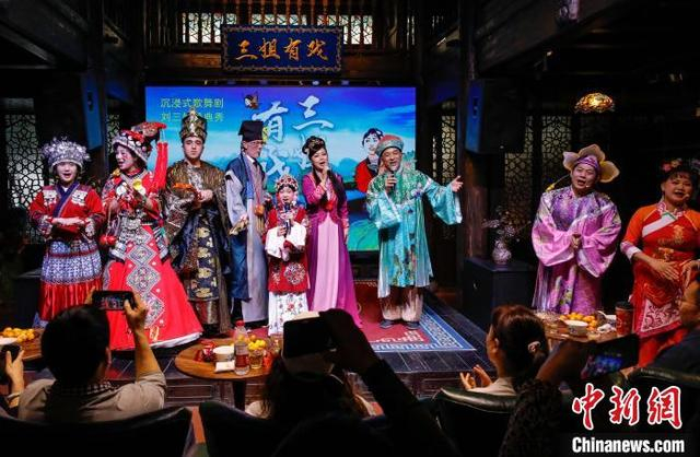 图为沉浸式歌舞剧、刘三姐经典秀《三姐有戏》演出现场。杨宗盛 摄