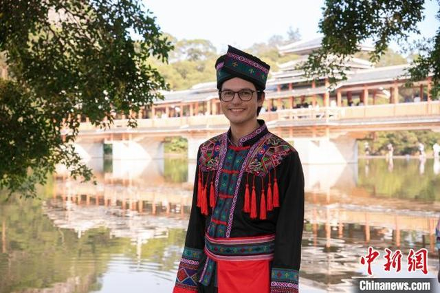 3月23日，新西兰音乐人林外穿着广西民族服饰在广西柳州市“打卡”。林恩 摄
