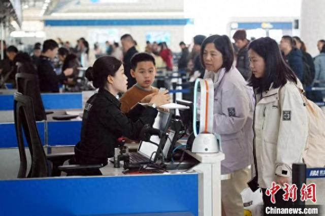 旅客在武汉天河机场办理乘机手续。徐钊 摄