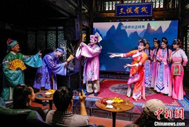 图为沉浸式歌舞剧、刘三姐经典秀《三姐有戏》的对歌环节。杨宗盛 摄