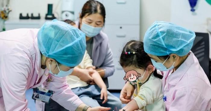 “妈妈别怕，我们救你！” 四岁半双胞胎姐妹捐干细胞救母