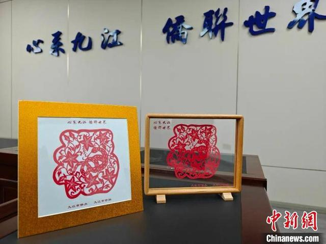 2025年春节前夕，九江市侨办、市侨联将一份份新春暖心包寄送给海外侨团、侨胞。九江市侨联供图