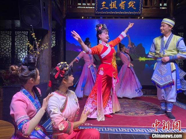 图为沉浸式歌舞剧、刘三姐经典秀《三姐有戏》演出现场。周利朔 摄