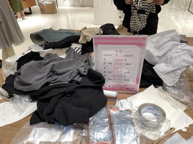 （之禾专卖店柜台 财联社记者摄）