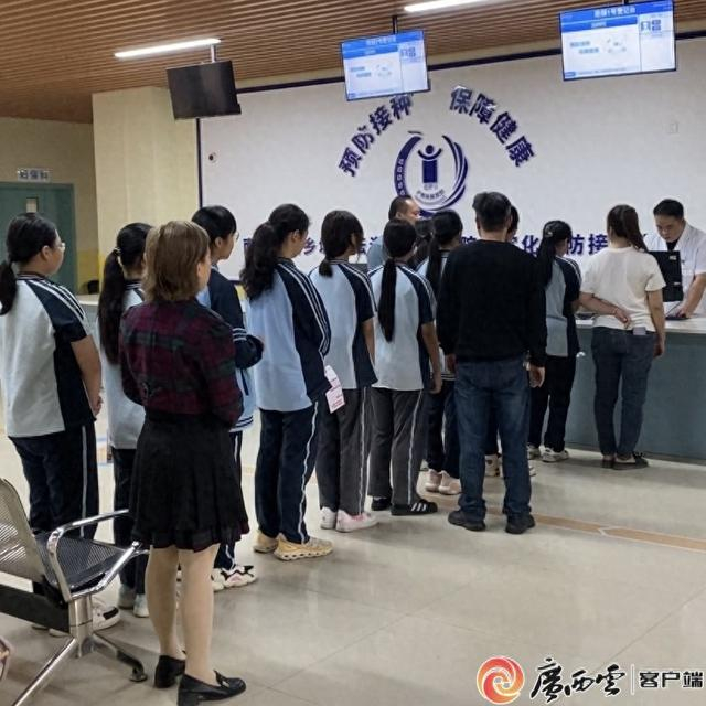 排队接种现场。记者 巫美桥红 实习生 张喜莲/摄
