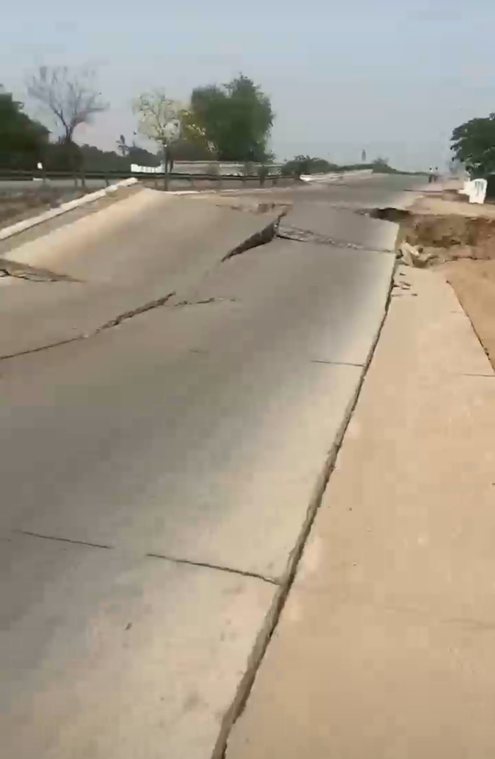 通往曼德勒机场的公路开裂。受访者供图