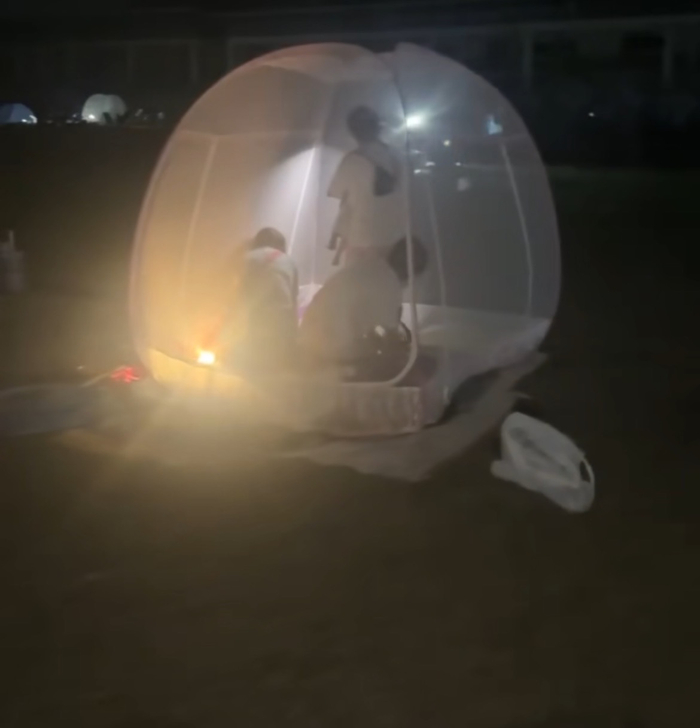 肖峰在足球场上搭起防蚊帐篷。受访者供图