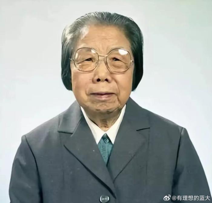 我不信还有人看到这位邓奶奶，不肯送上一束花，不肯留下一颗爱心…