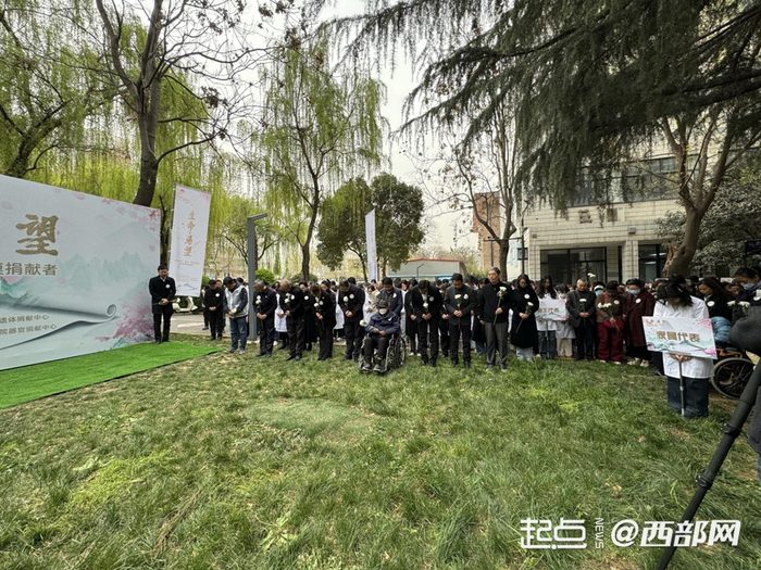 全体人员肃立于纪念碑前默哀致敬。