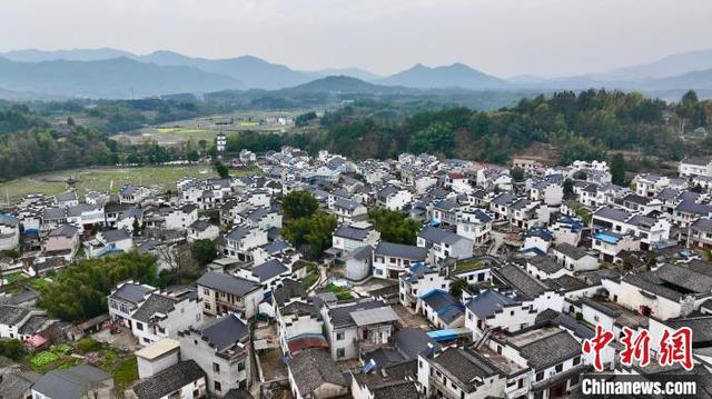 图为3月30日航拍村中保存完好的古民居。（无人机照片）中新社记者 韩苏原 摄 