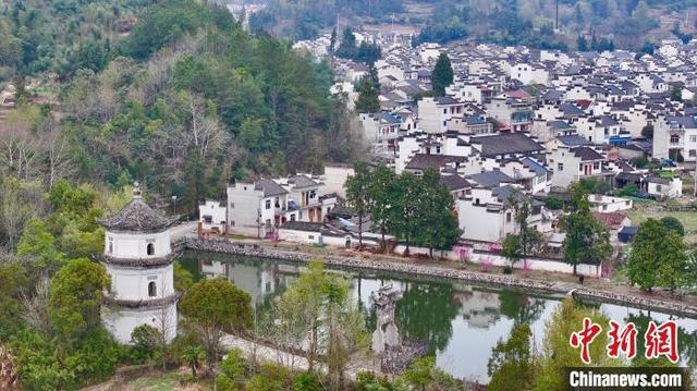 图为3月30日航拍村中保存完好的古民居。（无人机照片）中新社记者 韩苏原 摄 
