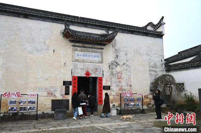 图为3月30日游客在村落内游览。中新社记者 韩苏原 摄 