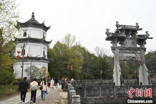图为3月30日游客在村落内游览。中新社记者 韩苏原 摄 