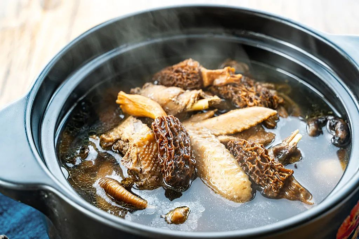 △羊肚菌炖鸡。图据视觉中国