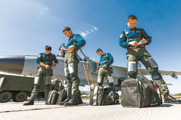             战机飞行员准备装具  本文摄影  杨盼          