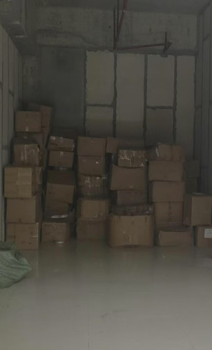 由于双方迟迟未达成一致，21万个口罩在仓库堆放多年。