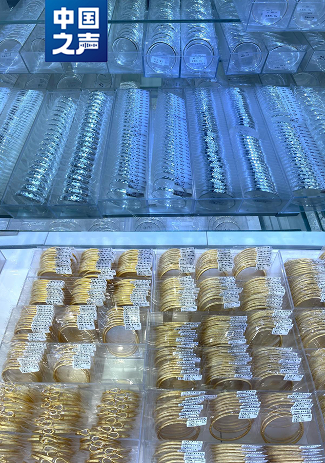 商铺展示的纯银首饰和“包金”首饰
