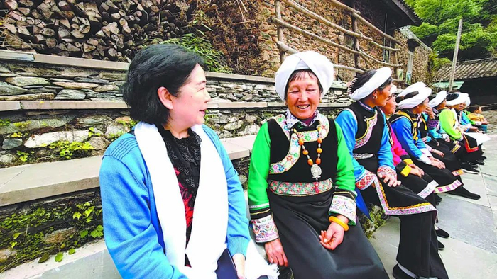 唐静平（左一）和民间艺人交流。