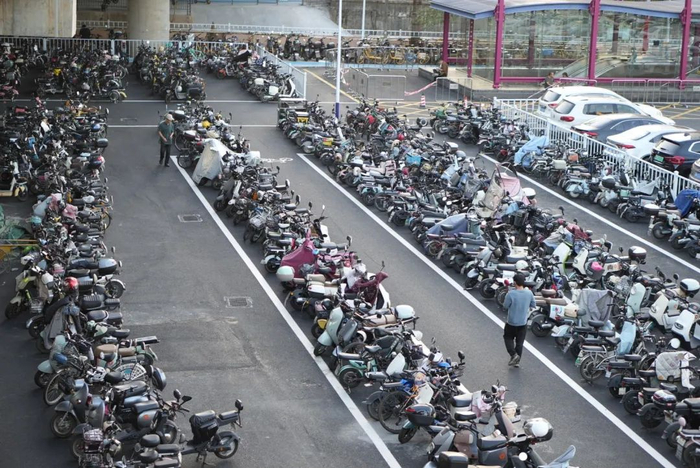 新造地铁站停车区