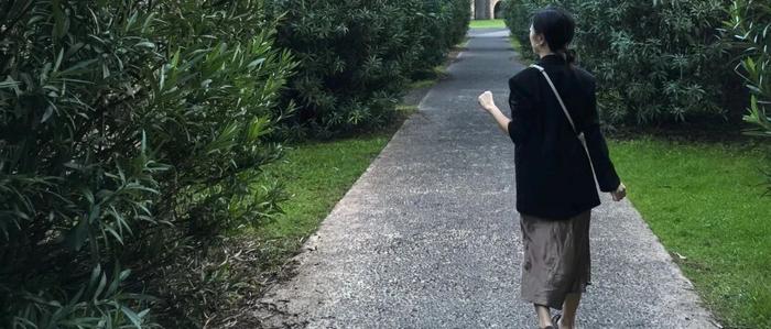 生了仨娃后才知道，10年前我妈那句：“你的钱，一分都不用给我花”有多狠，就有多清醒