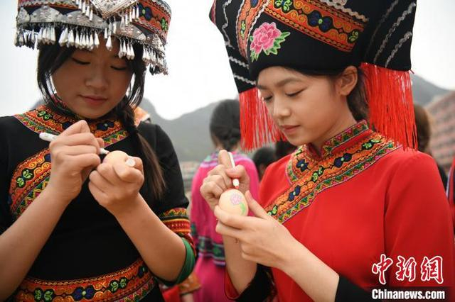 图为当地学生在绘彩蛋。韦哲 摄 