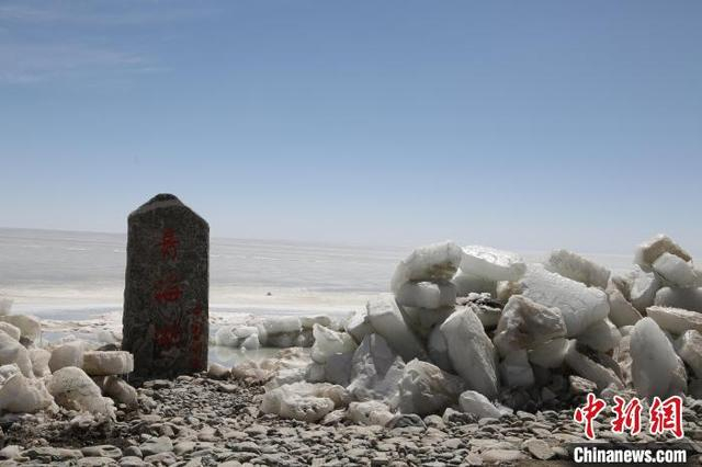 3月24日，青海湖冰堆积在岸边。赵海梅 摄