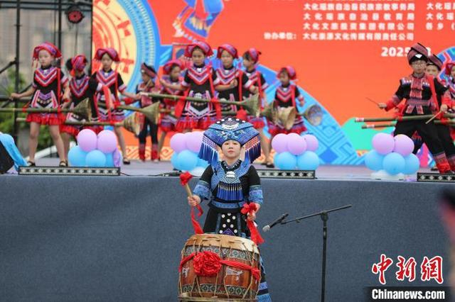 图为竹鼓舞表演。陆荣斌 摄