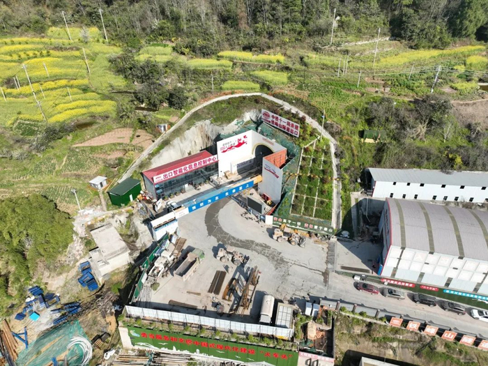 铁峰山隧道出口。田江鑫摄