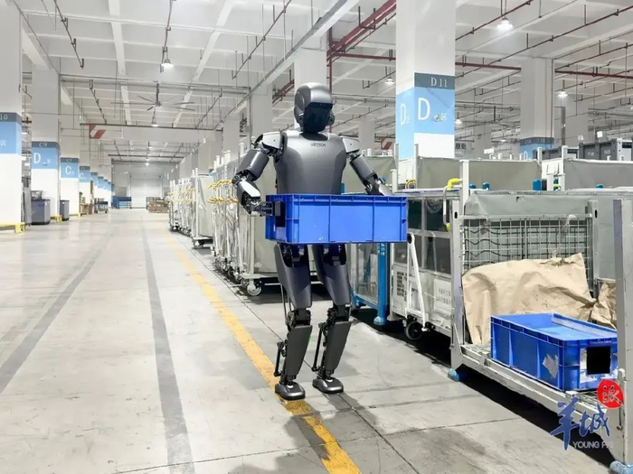 名为“Walker S1”的人形机器人在比亚迪汽车生产线接受搬运实训。优必选科技供图