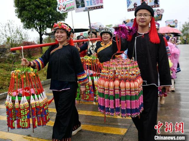 图为民俗巡游活动现场。韦哲 摄 