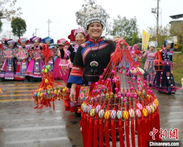 图为民俗巡游活动现场。韦哲 摄 