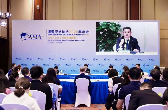 伊利集团执行总裁王维在“大变局下企业的应对之道”分论坛上发言