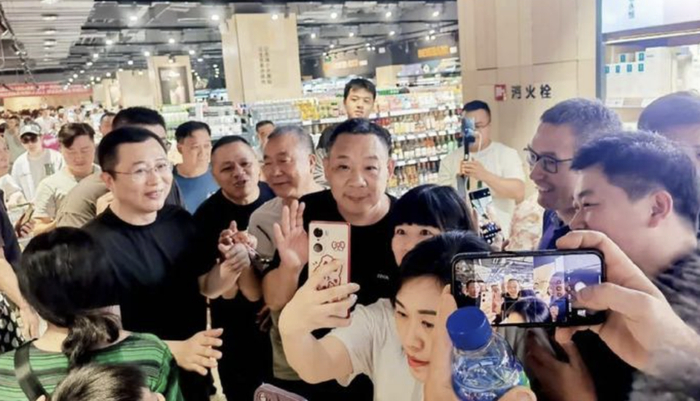 于东来和市民合影 图源：中国新闻周刊