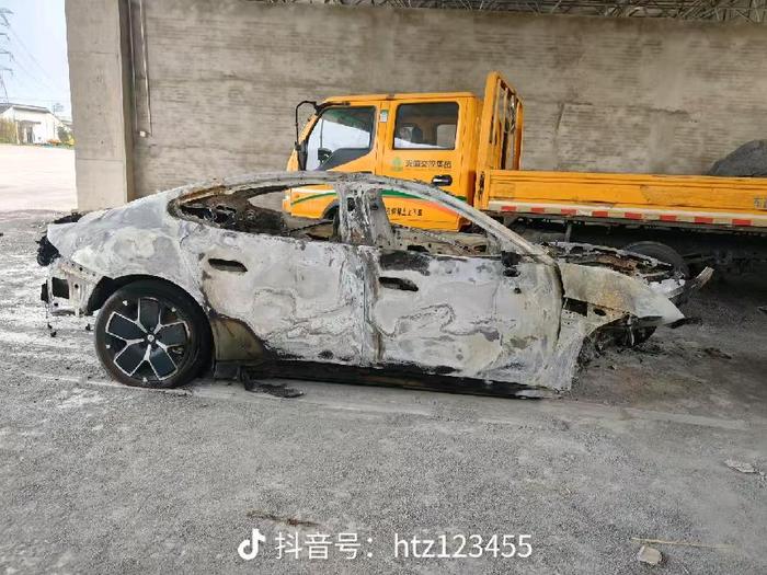 网友发布的事故车辆图片